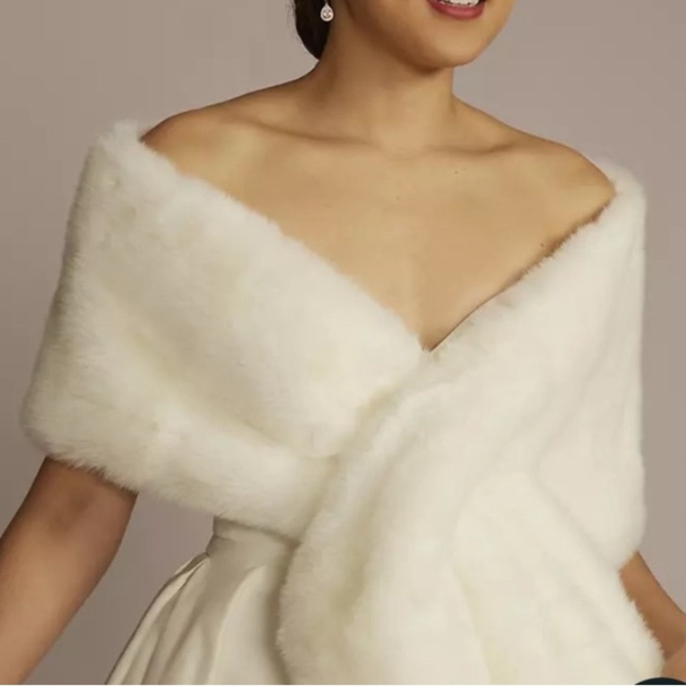 DAVID'S BRIDAL Pull-Through Faux-Fur Shoulder Wrap - Ivory